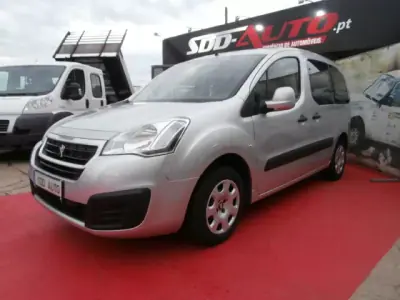Peugeot Partner 2016 - 12900 EUR, 211456 km - AUTO.MOTO.pt - 211456km - foto 4 de 31