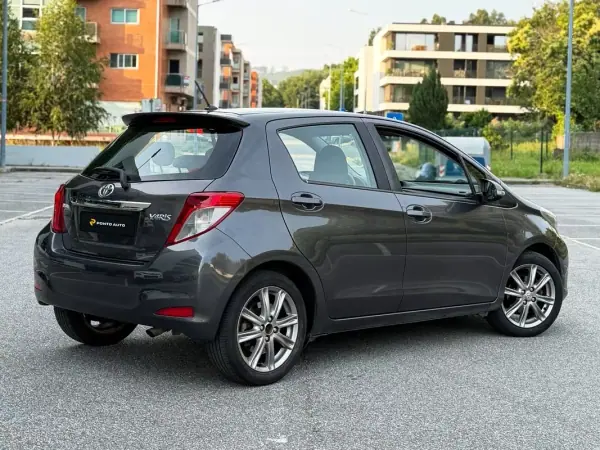 Toyota Yaris 2012 - 7490 EUR, 240000 km - AUTO.MOTO.pt - 240000km - foto 3 de 10