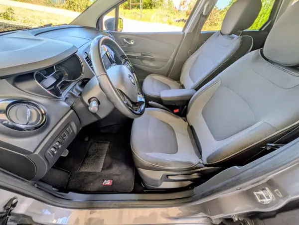 Renault Captur 2015 - 8500 EUR, 174577 km - AUTO.MOTO.pt - 174577km - foto 15 de 23