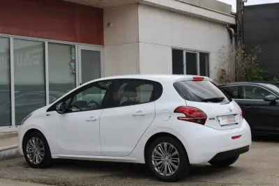 Peugeot 208 2016 - 8250 EUR, 137000 km - AUTO.MOTO.pt - 137000km - foto 13 de 26