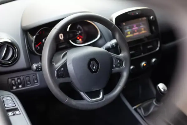 Renault Clio 2017 - 9999 EUR, 98000 km - AUTO.MOTO.pt - 98000km - foto 6 de 13