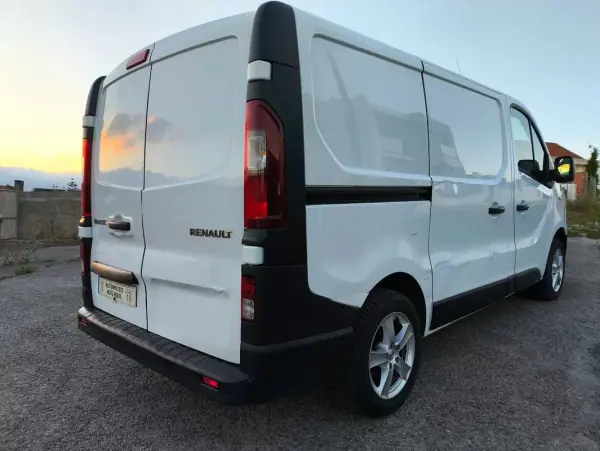 Renault Trafic 2016 - 11965 EUR, 266000 km - AUTO.MOTO.pt - 266000km - foto 4 de 13