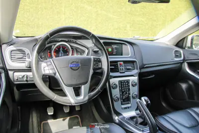 Volvo V40 2015 - 12900 EUR, 175000 km - AUTO.MOTO.pt - 175000km - foto 3 de 26