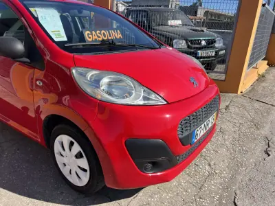Peugeot 107 2013 - 5900 EUR, 101788 km - AUTO.MOTO.pt - 101788km - foto 6 de 9