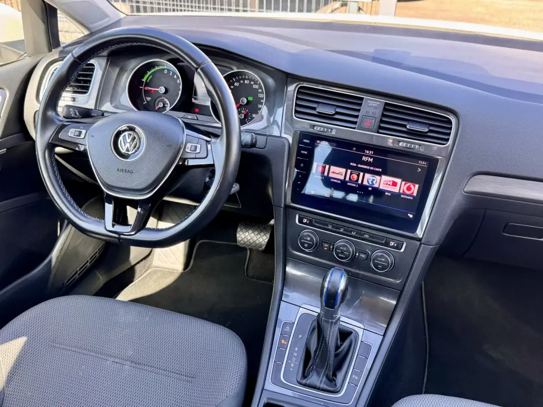 Volkswagen e-Golf 2019 - 16500 EUR, 70000 km - AUTO.MOTO.pt - 70000km - foto 10 de 18