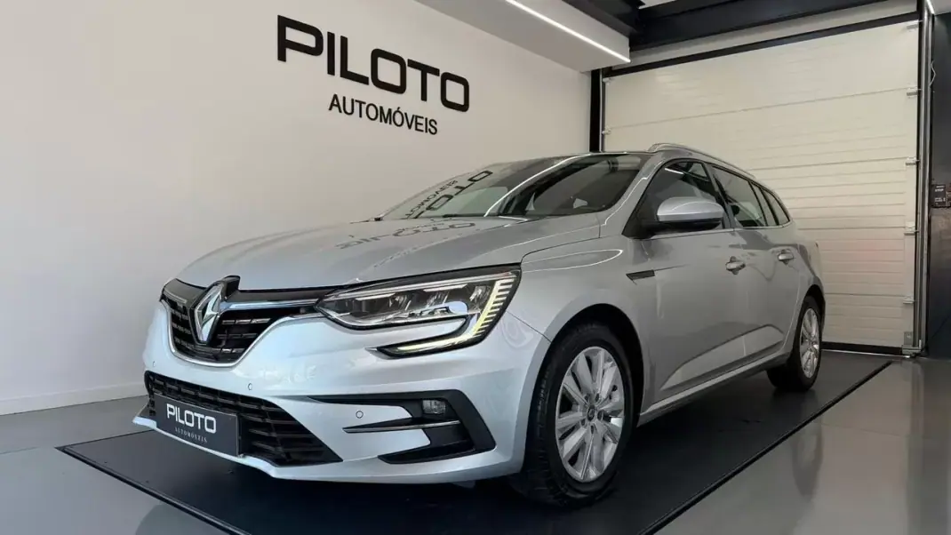 Renault Mégane Sport Tourer 2020 - 13990 EUR, 137993 km - AUTO.MOTO.pt - 137993km - foto 1 de 32