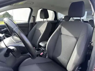 Ford Focus 2017 - 9900 EUR, 190000 km - AUTO.MOTO.pt - 190000km - foto 26 de 50