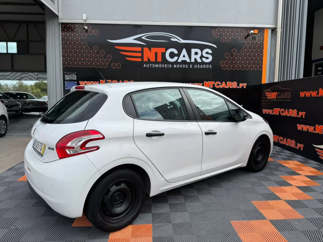 Peugeot 208 2015 - 6900 EUR, 234417 km - 234417km - foto 2 de 14