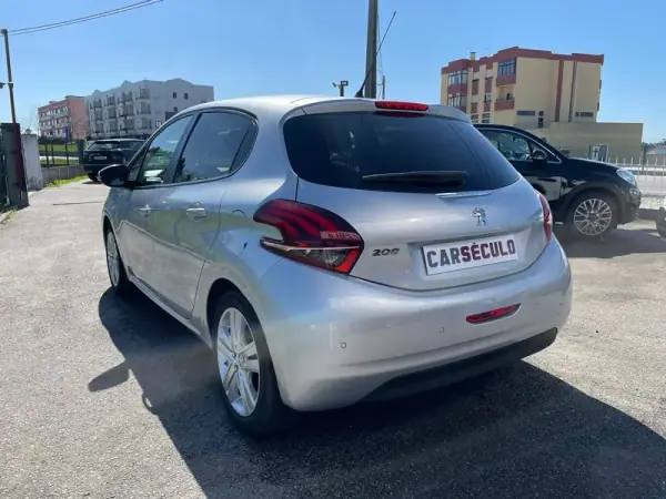 Peugeot 208 2018 - 10250 EUR, 88200 km - AUTO.MOTO.pt - 88200km - foto 9 de 17