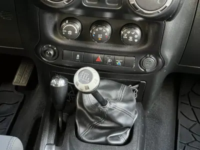 Jeep Wrangler 2014 - 39990 EUR, 115000 km - AUTO.MOTO.pt - 115000km - foto 11 de 54