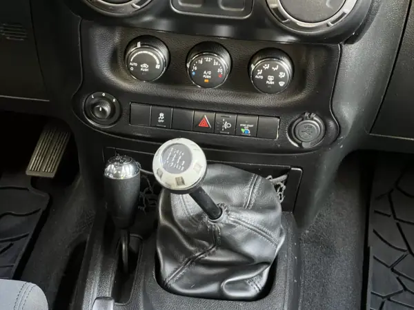 Jeep Wrangler 2014 - 39990 EUR, 115000 km - AUTO.MOTO.pt - 115000km - foto 11 de 54