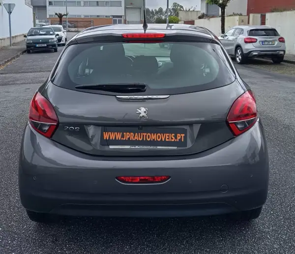 Peugeot 208 2018 - 8490 EUR, 187200 km - AUTO.MOTO.pt - 187200km - foto 8 de 17
