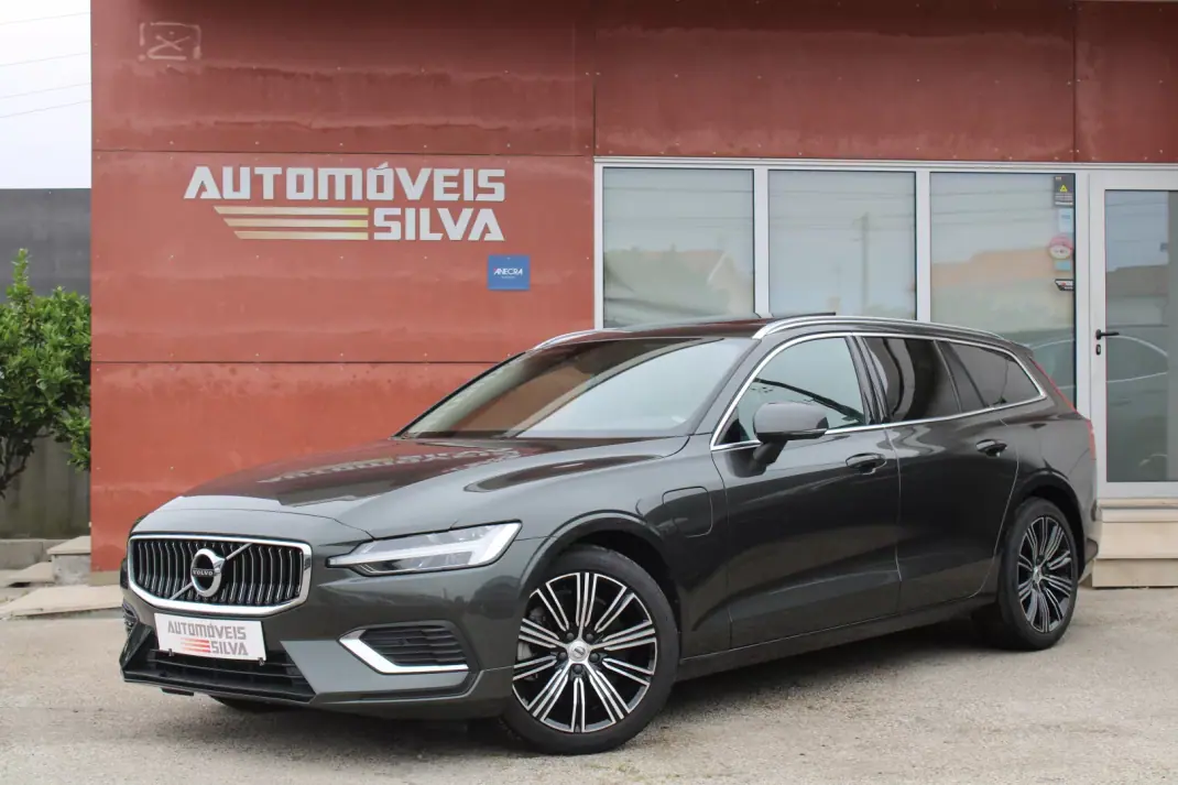 Volvo V60 2022 - 31990 EUR, 57000 km - AUTO.MOTO.pt - 57000km - foto 1 de 32