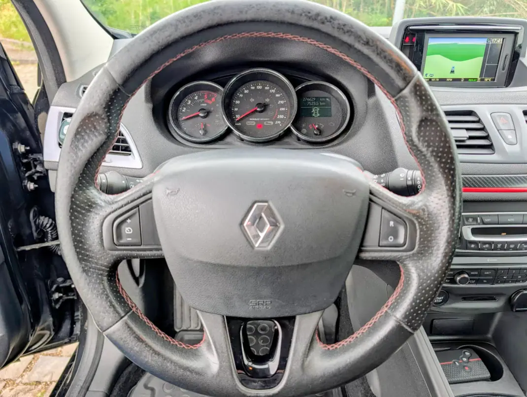 Renault Mégane Coupe 2014 - 8000 EUR, 276629 km - AUTO.MOTO.pt - 276629km - foto 15 de 22
