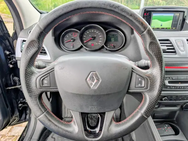 Renault Mégane Coupe 2014 - 8000 EUR, 276629 km - AUTO.MOTO.pt - 276629km - foto 15 de 22
