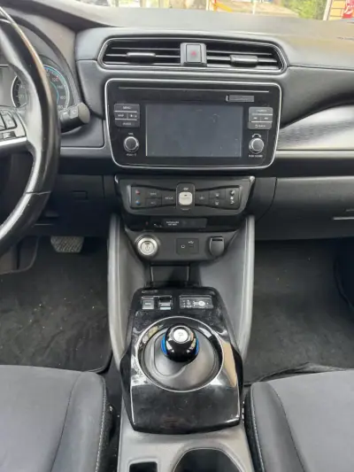 Nissan Leaf 2018 - 10900 EUR, 138100 km - AUTO.MOTO.pt - 138100km - foto 7 de 9