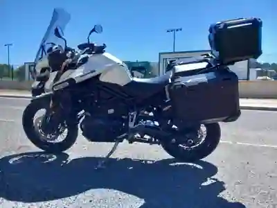 Triumph 2015 - 9000 EUR, 32500 km - 32500km - foto 7 de 15