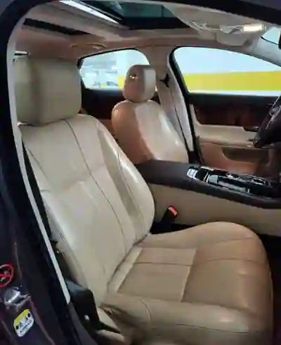 Jaguar XJ 2015 - 24999 EUR, 116000 km - AUTO.MOTO.pt - 116000km - foto 8 de 10