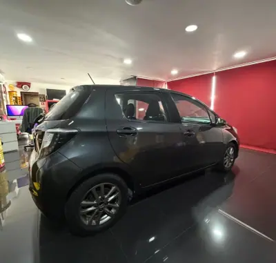 Toyota Yaris 2014 - 13500 EUR, 125000 km - AUTO.MOTO.pt - 125000km - foto 9 de 21