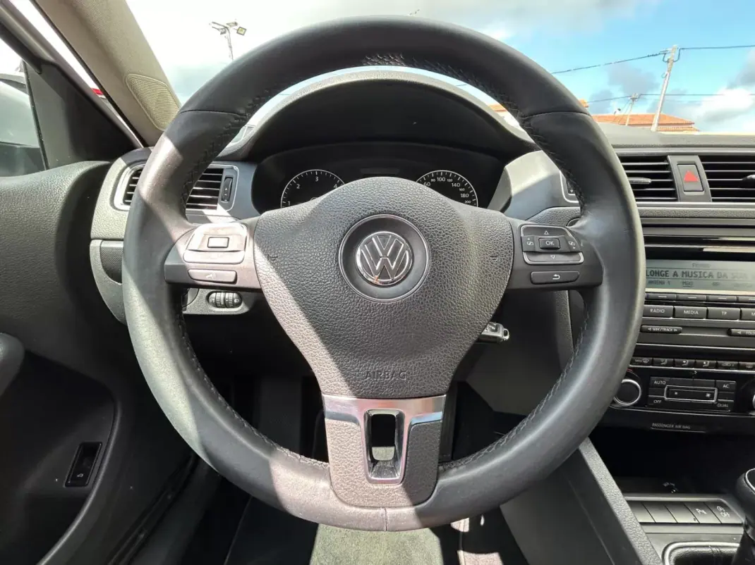Volkswagen Jetta 2011 - 8500 EUR, 224614 km - AUTO.MOTO.pt - 224614km - foto 11 de 21