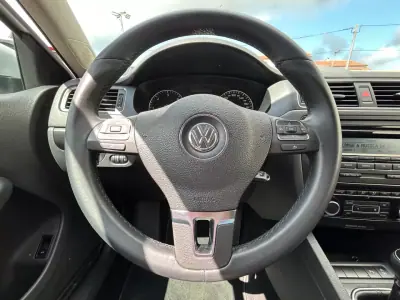 Volkswagen Jetta 2011 - 8500 EUR, 224614 km - AUTO.MOTO.pt - 224614km - foto 11 de 21