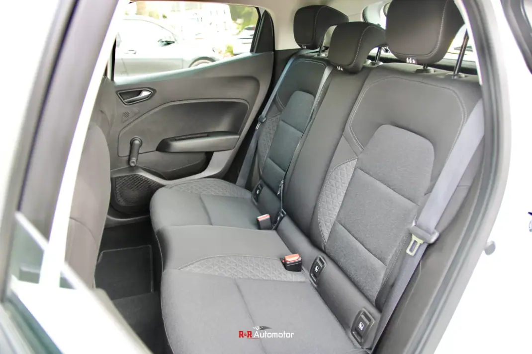 Renault Clio 2020 - 13700 EUR, 97000 km - AUTO.MOTO.pt - 97000km - foto 14 de 37