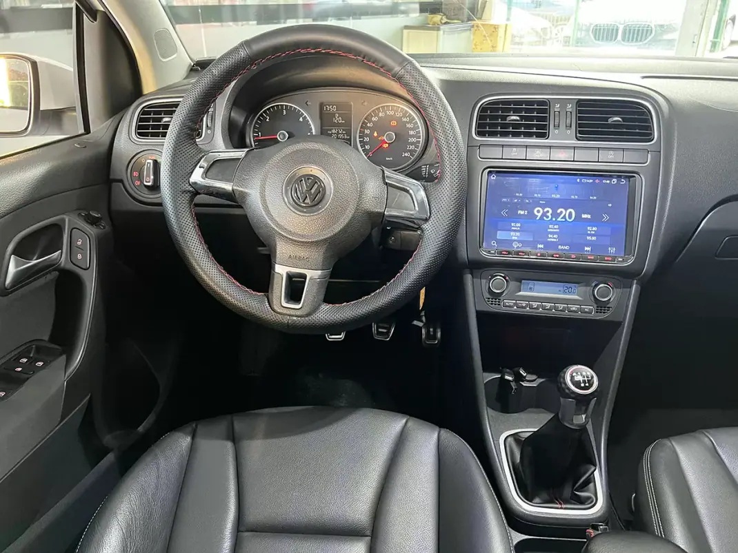Volkswagen Polo 2011 - 6900 EUR, 201940 km - AUTO.MOTO.pt - 201940km - foto 8 de 18
