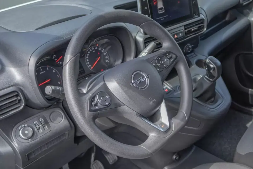 Opel COMBO 2019 - 12500 EUR, 113000 km - AUTO.MOTO.pt - 113000km - foto 4 de 19