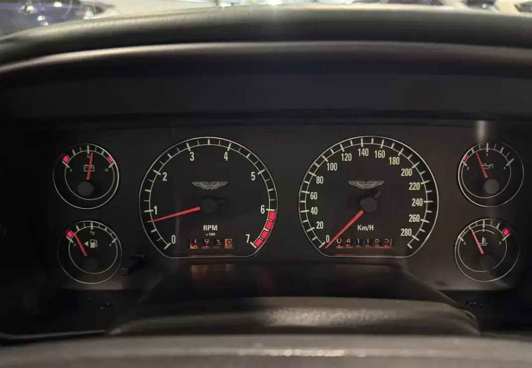 Aston Martin DB7 Vantage Coupé 1997 - 57500 EUR, 41000 km - 41000km - foto 31 de 60