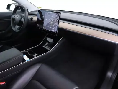 Tesla Model 3 2019 - 17999 EUR, 187000 km - AUTO.MOTO.pt - 187000km - foto 9 de 15