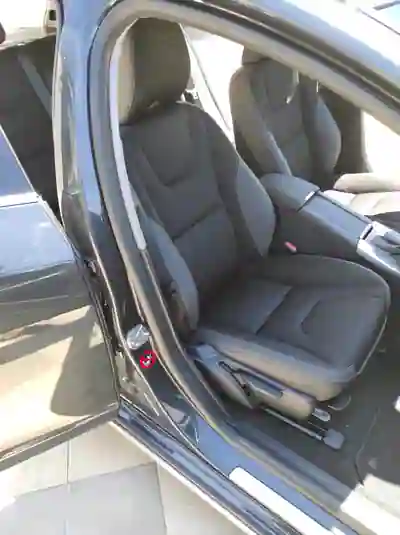 Volvo V60 2015 - 12500 EUR, 175000 km - AUTO.MOTO.pt - 175000km - foto 2 de 13