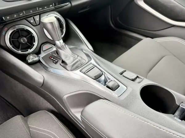 Chevrolet Camaro 2019 - 35990 EUR, 72000 km - AUTO.MOTO.pt - 72000km - foto 16 de 19