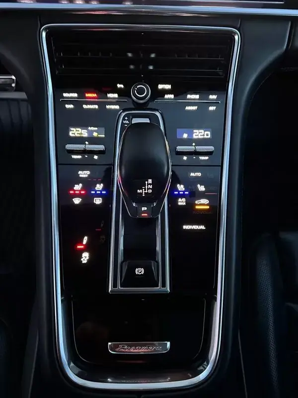Porsche Panamera Sport Turismo 2021 - 79800 EUR, 95000 km - AUTO.MOTO.pt - 95000km - foto 16 de 20
