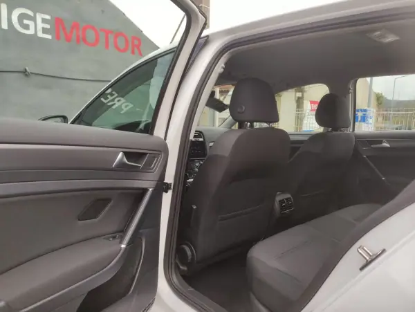 Volkswagen e-Golf 2019 - 15900 EUR, 81000 km - AUTO.MOTO.pt - 81000km - foto 22 de 26