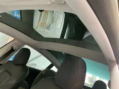 Tesla Model 3 2022 - 26900 EUR, 99326 km - AUTO.MOTO.pt - 99326km - foto 8 de 10
