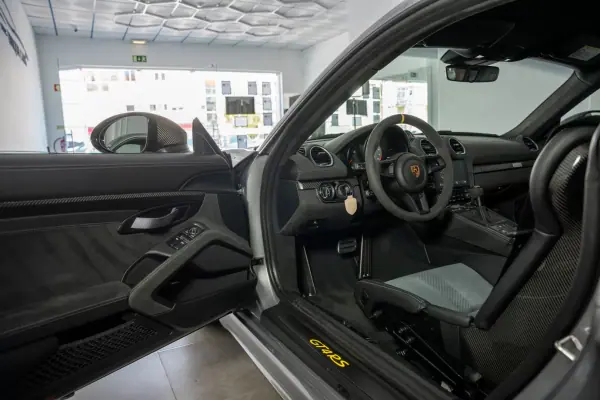 Porsche 718 Cayman 2022 - 220000 EUR, 9950 km - AUTO.MOTO.pt - 9950km - foto 25 de 42