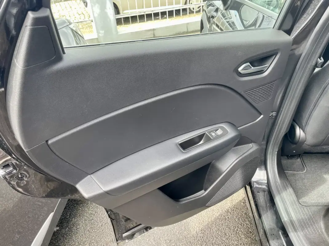 Renault Captur 2020 - 15750 EUR, 92616 km - AUTO.MOTO.pt - 92616km - foto 21 de 27