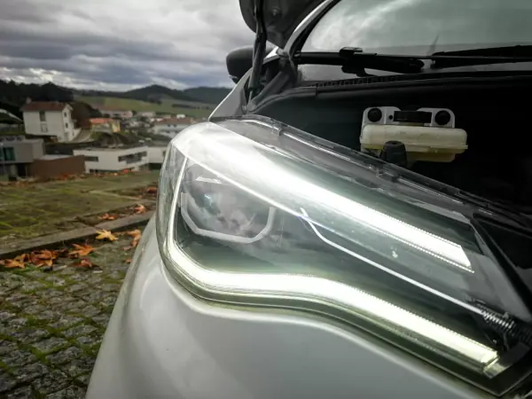 Renault Zoe 2020 - 13450 EUR, 110000 km - AUTO.MOTO.pt - 110000km - foto 13 de 16