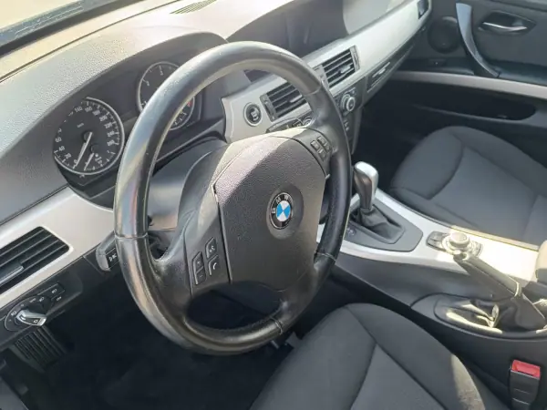 BMW 320 2011 - 12900 EUR, 206000 km - AUTO.MOTO.pt - 206000km - foto 24 de 37