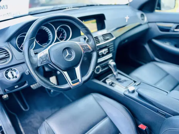 Mercedes-Benz C 63 AMG 2011 - 49900 EUR, 56000 km - AUTO.MOTO.pt - 56000km - foto 16 de 26