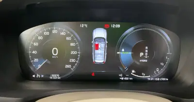 Volvo V60 2020 - 27500 EUR, 130700 km - AUTO.MOTO.pt - 130700km - foto 7 de 13