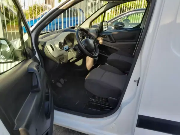 Peugeot Partner 2018 - 13900 EUR, 179163 km - AUTO.MOTO.pt - 179163km - foto 8 de 11