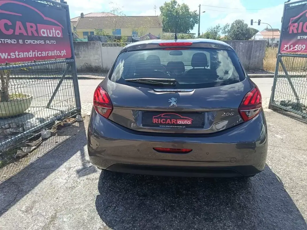 Peugeot 208 2019 - 11900 EUR, 104199 km - AUTO.MOTO.pt - 104199km - foto 24 de 26