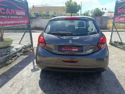Peugeot 208 2019 - 11900 EUR, 104199 km - AUTO.MOTO.pt - 104199km - foto 24 de 26
