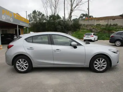Mazda 3 2018 - 11900 EUR, 135000 km - AUTO.MOTO.pt - 135000km - foto 5 de 13