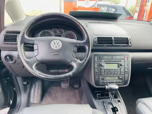 Volkswagen Sharan 2009 - 10950 EUR, 110000 km - AUTO.MOTO.pt - 110000km - foto 11 de 13