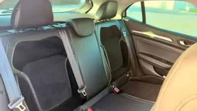 Renault Mégane 2019 - 14999 EUR, 99500 km - AUTO.MOTO.pt - 99500km - foto 10 de 20