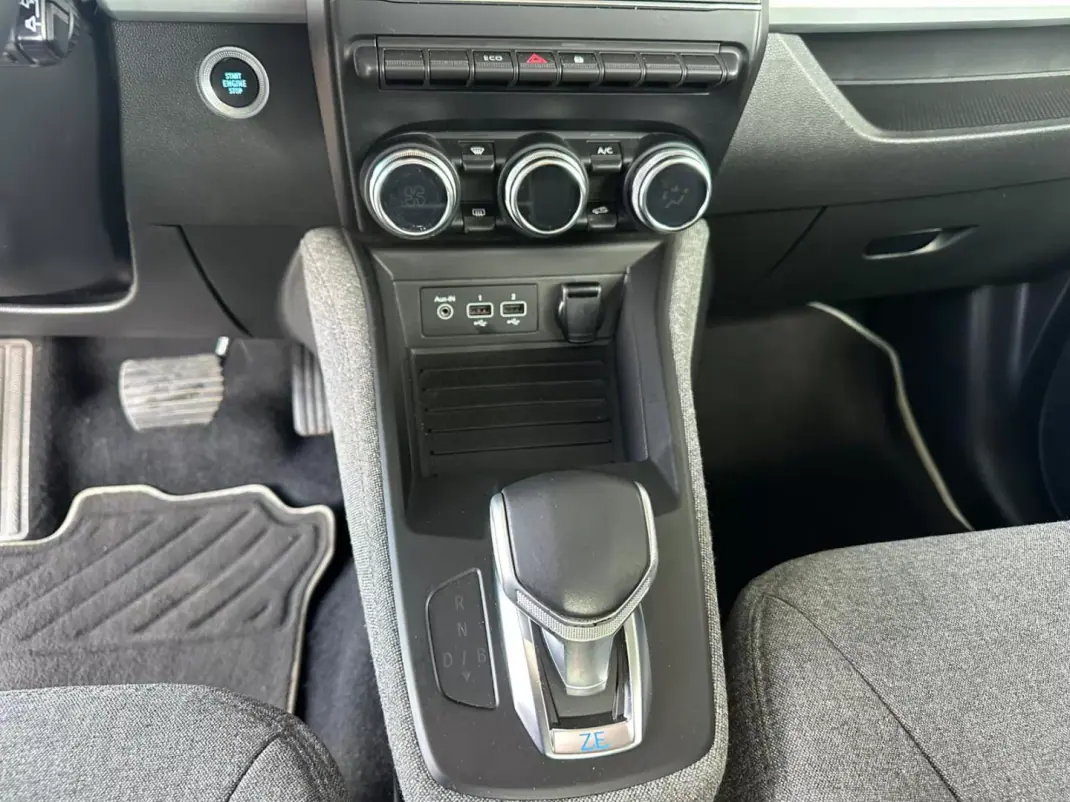 Renault Zoe 2020 - 17900 EUR, 44039 km - AUTO.MOTO.pt - 44039km - foto 25 de 33
