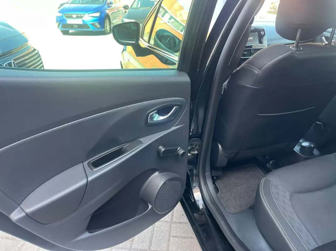Renault Clio 2019 - 12900 EUR, 66000 km - AUTO.MOTO.pt - 66000km - foto 16 de 18