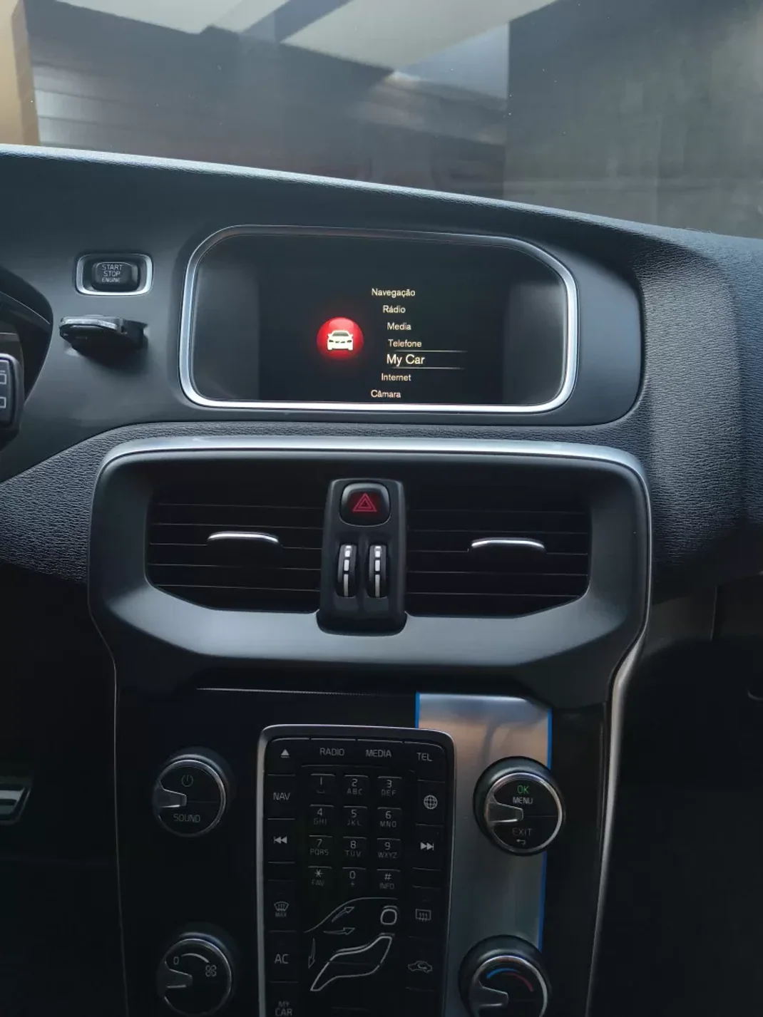 Volvo V40 2015 - 13900 EUR, 181000 km - AUTO.MOTO.pt - 181000km - foto 16 de 28